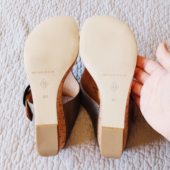 Donald Pliner New Wedge Sandals Gold Buckel Brown Grey Leather Size 8 Thong - Picture 2 of 5